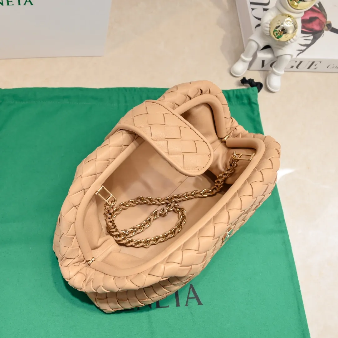 Batch 2260 Bitters Venetia 2024 summer series brings Lauren 1980 handbags back to the public eye. The design of the bag is inspired by ancient Roman architecture. It uses the brand's iconic Intrecciato lambskin woven bag body with a hard frame. No logo can be seen on the whole bag. It is equipped with a leather woven metal chain. When using it as a clutch, just put the chain directly in the bag ~ showing an elegant and timeless style. Decades later, when Lauren Hutton once again walked on the Bottega Venetia spring and summer show with this bag, the charm of the year still remains intact despite the passage of time. Size: 31.5*16.5*11 Style number: 5807#